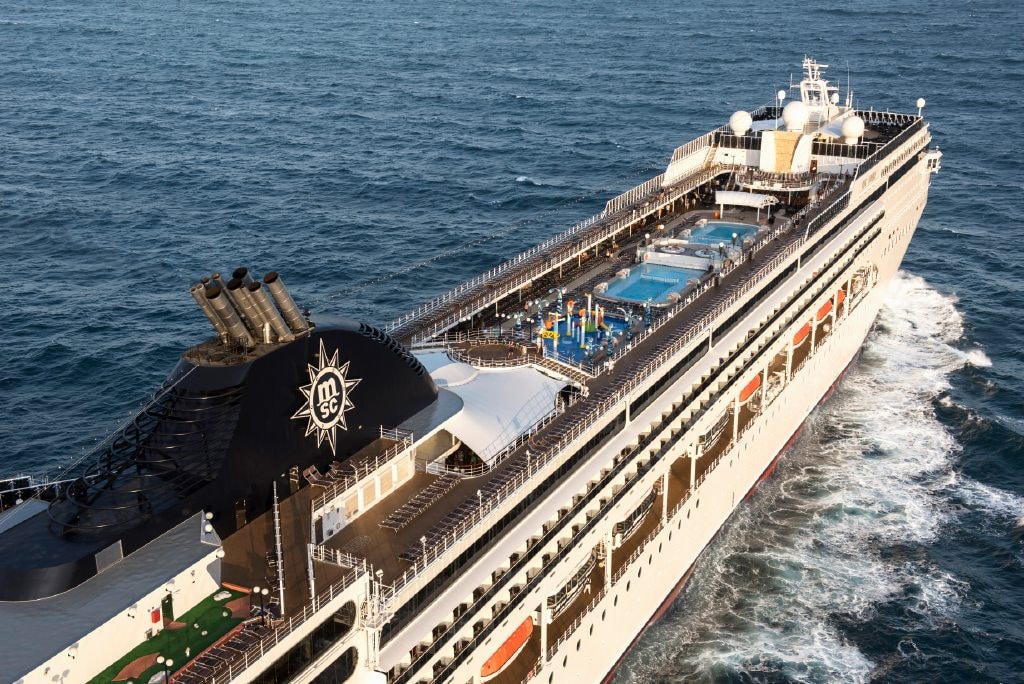 Luftaufnahme der MSC Opera mit Pooldeck und MSC Schornstein auf See
