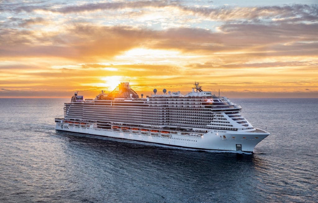 Die MSC Seashore faehrt bei Sonnenuntergang auf offener See