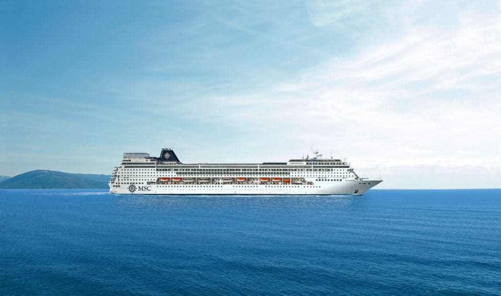 Die MSC Sinfonia faehrt vor einer Kueste auf ruhiger See