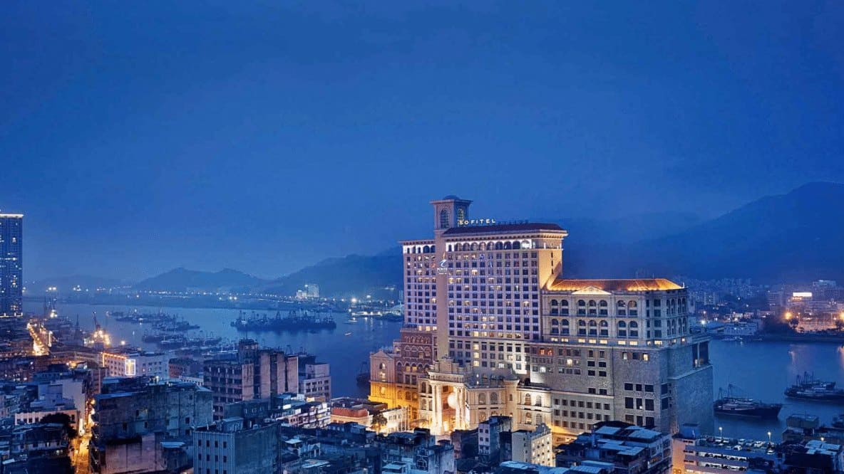 Das Sofitel Macau at Ponte 16 liegt am Inneren Hafen von Macau
