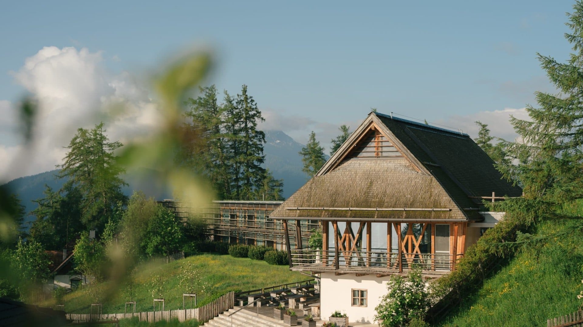 Das Vigilius Mountain Resort auf dem Vigiljoch oberhalb von Lana in Suedtirol