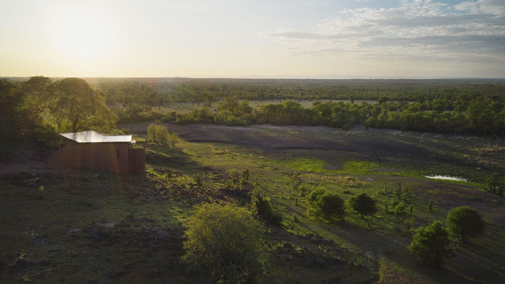 Die Chichele Presidential Lodge auf dem Chichele Hill mit Blick ueber das Luangwa-Tal