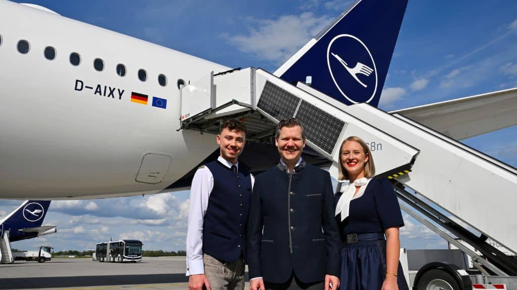 Lufthansa Oktoberfest Tracht Crew