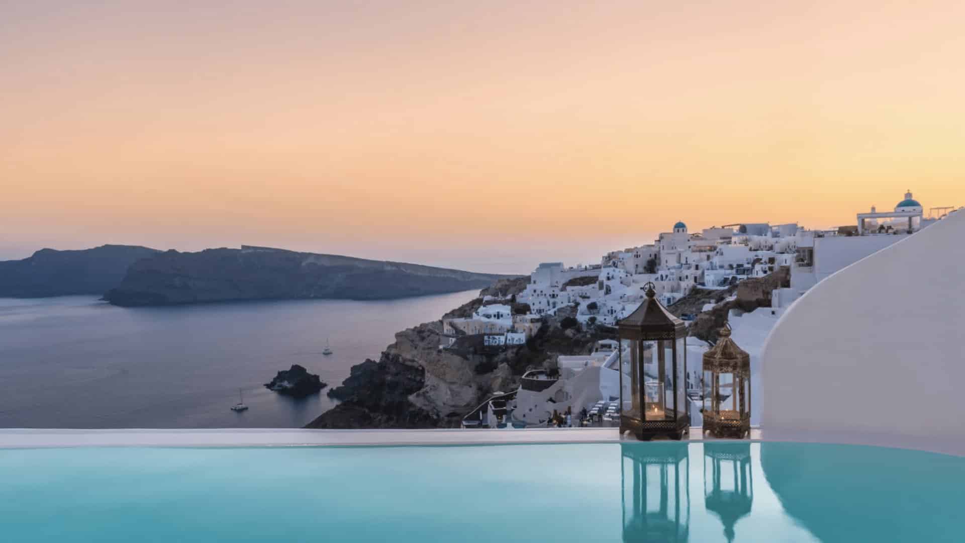 Infinity-Pool des Andronis Luxury Suites mit Blick auf Oia und die Caldera