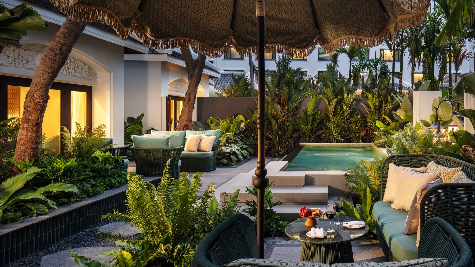 Anantara Garden Pool Villa im Anantara Siam Bangkok am Abend