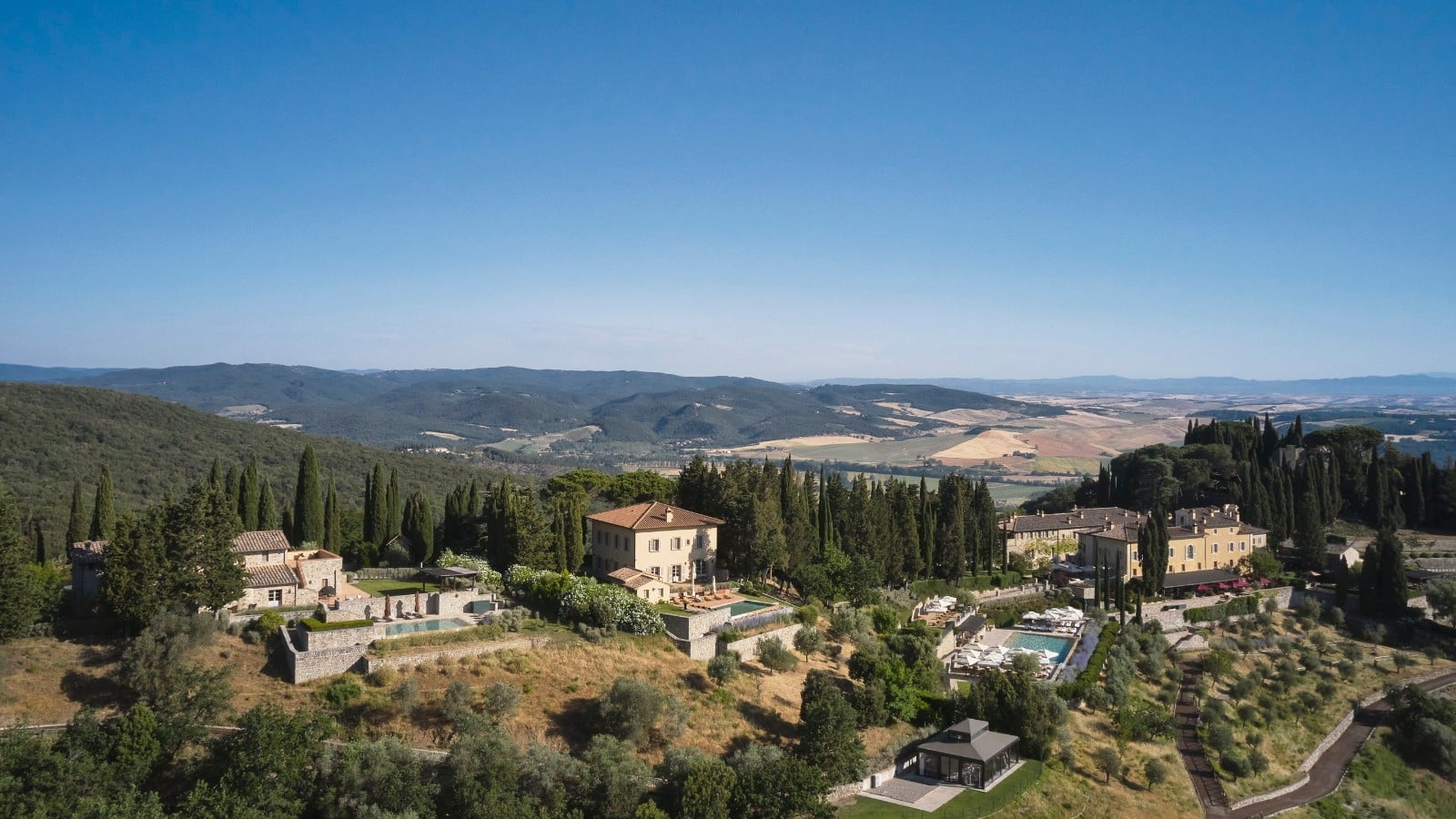 Luftbild des Anwesens mit Zypressen und den Huegeln des Val d Orcia