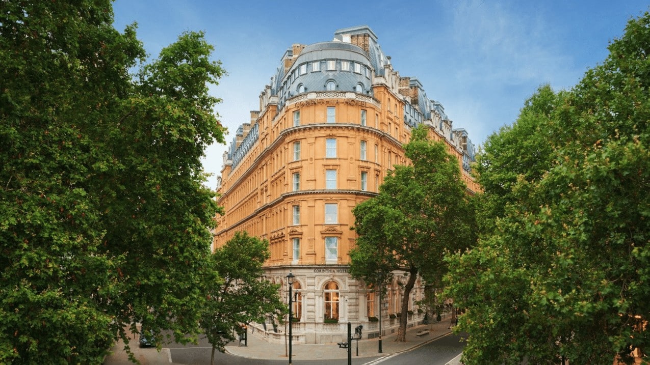Eckgebaeude des Corinthia London aus ockerfarbenem Backstein mit Mansarddach