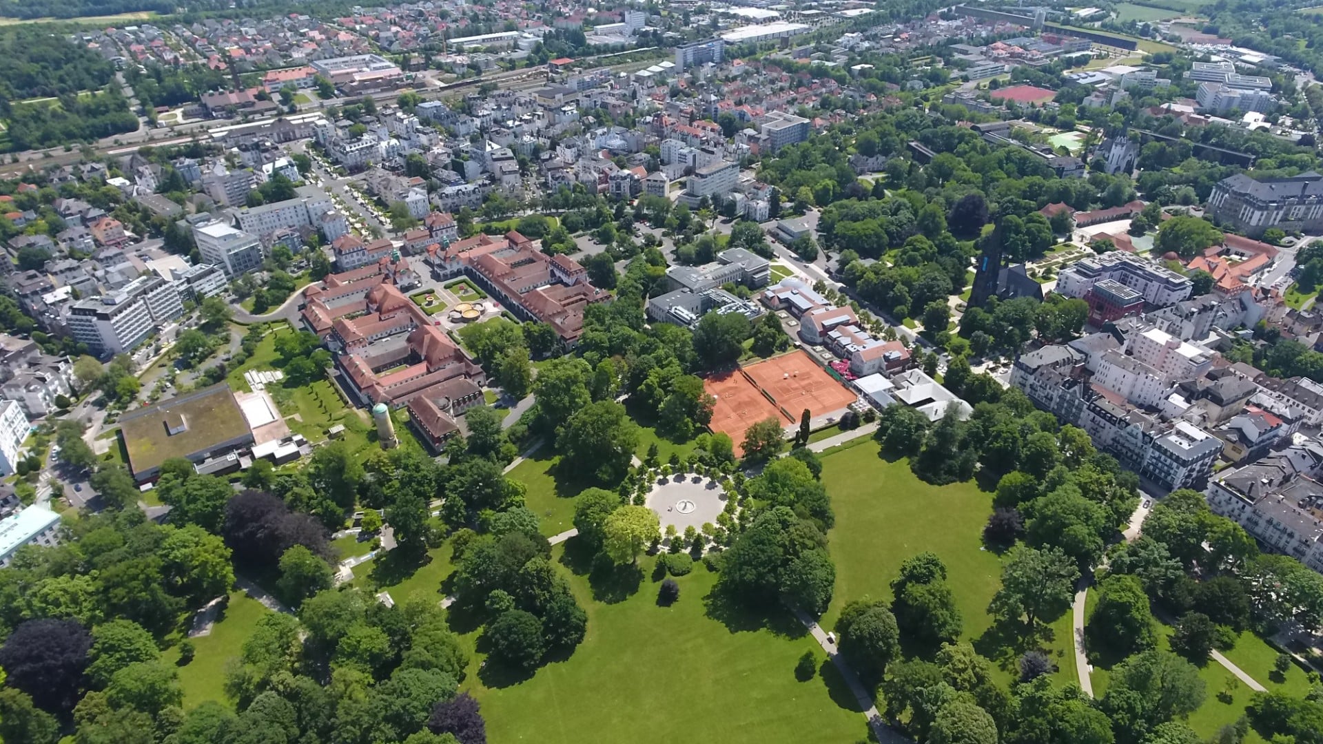 Luftaufnahme des Dolce by Wyndham Bad Nauheim am Kurpark