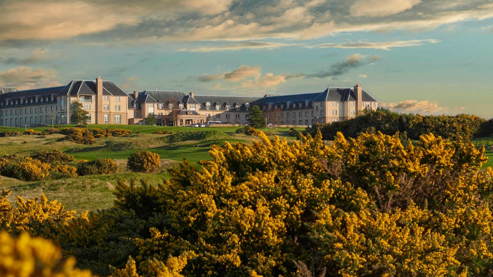 Aussenansicht des Fairmont St Andrews über der Küste