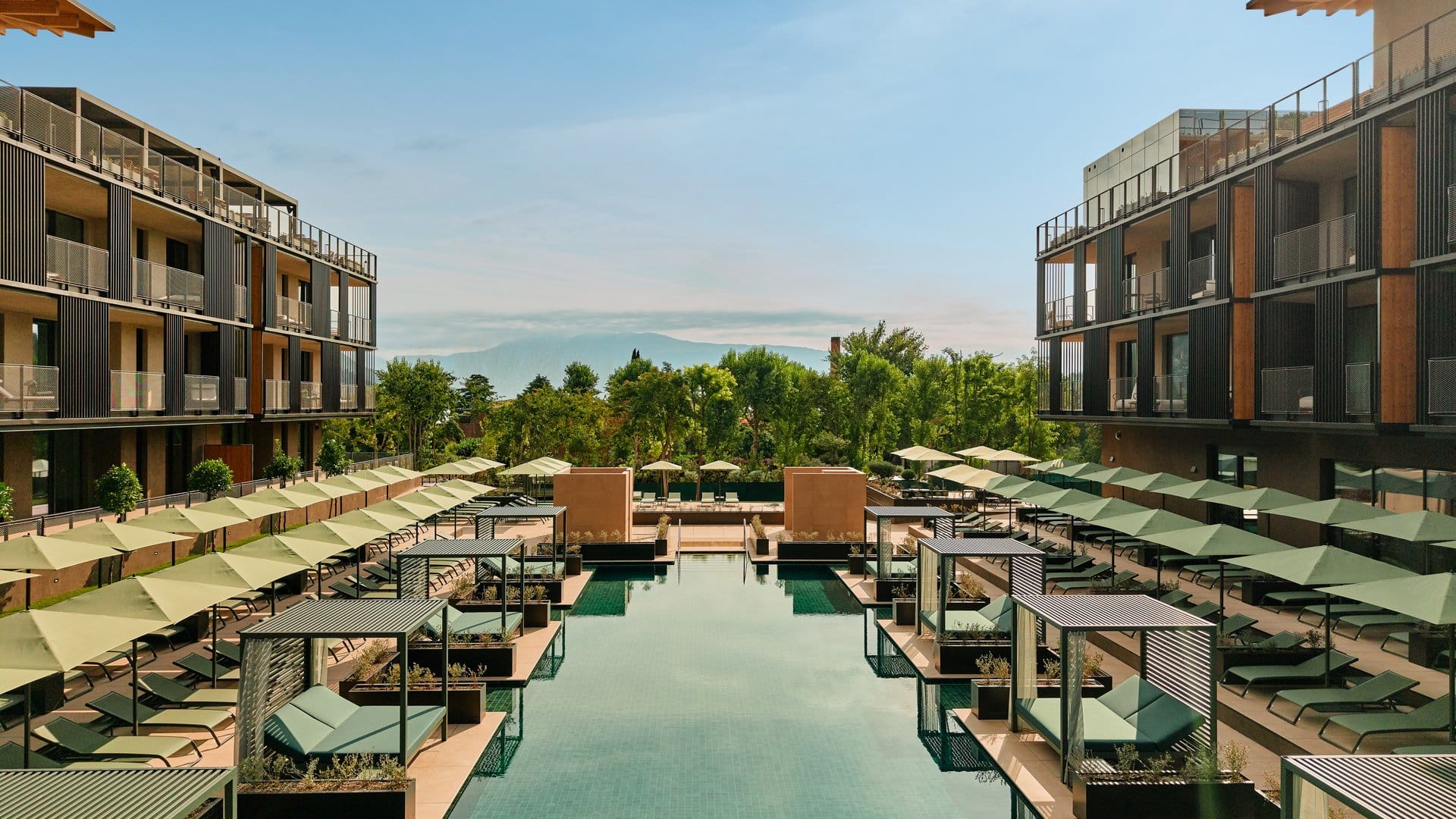 Außenpool des Falkensteiner Resort Lake Garda zwischen den Gebäudeflügeln