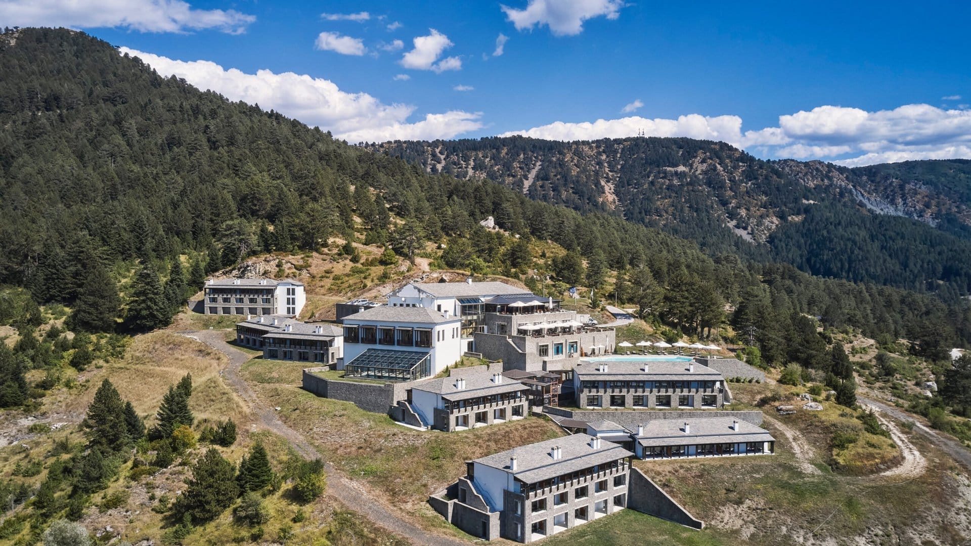 Grand Forest Metsovo Luftaufnahme des Hotels im Pindos-Gebirge