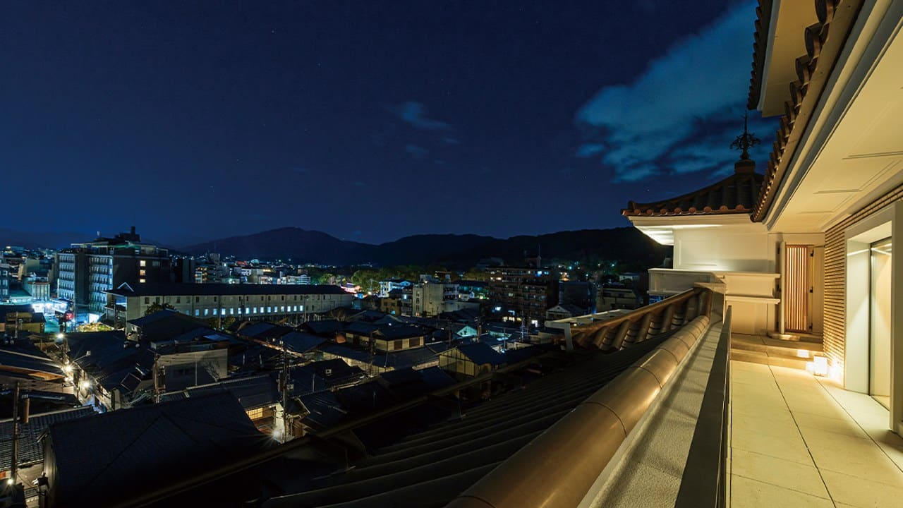 Blick von einer Terrasse des Imperial Hotel Kyoto über die Dächer von Gion bei Nacht