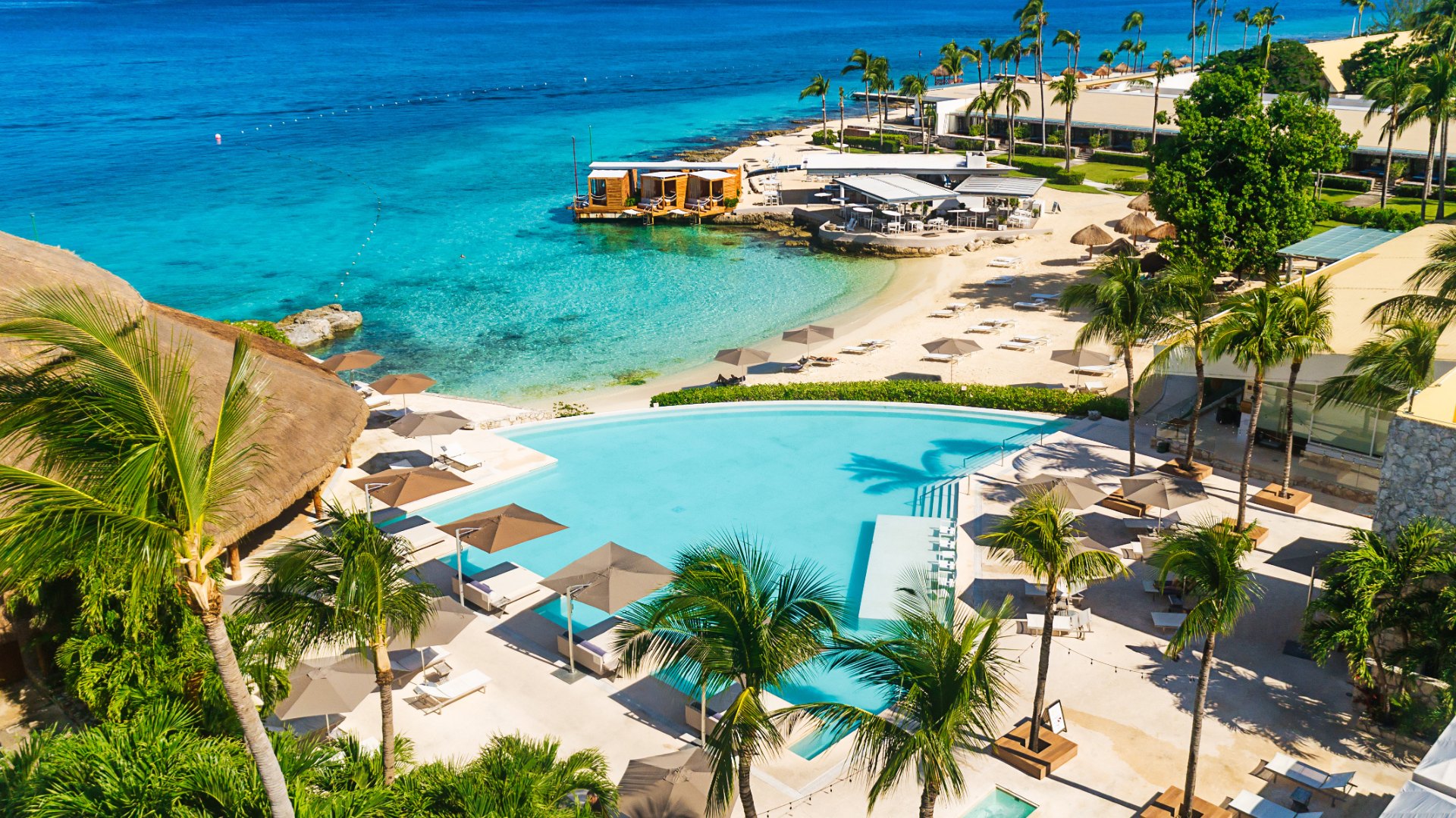 Luftaufnahme der Poollandschaft am Karibikufer des InterContinental Presidente Cozumel Resort