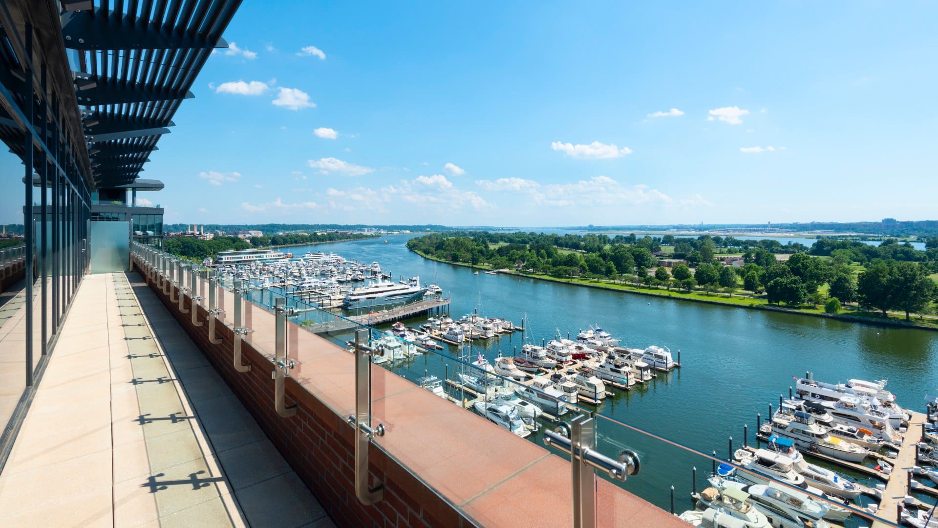 Terrasse mit Blick auf den Yachthafen am InterContinental Washington D.C. The Wharf