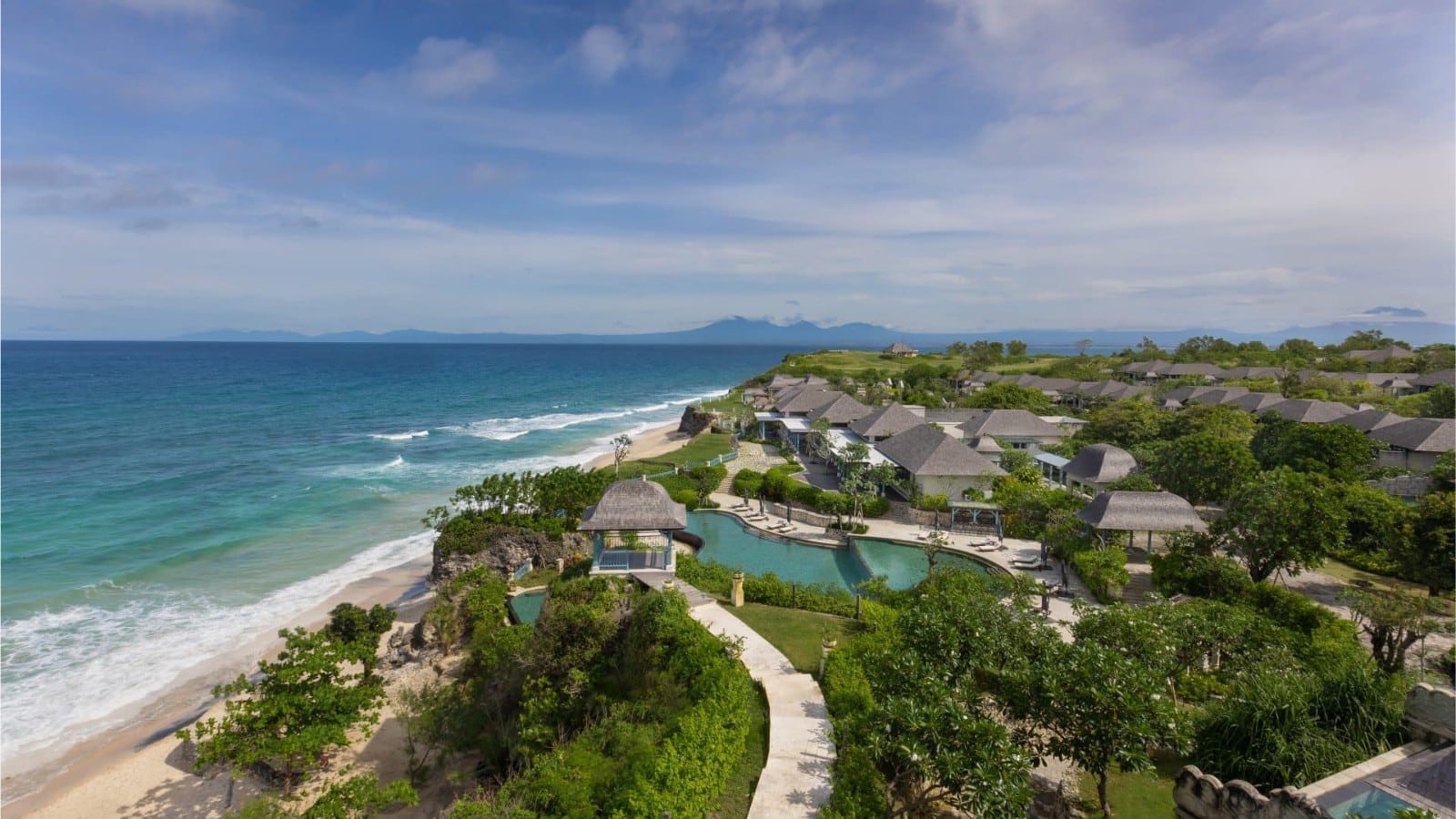 Luftbild der Anlage an der Kueste von Uluwatu mit Pool und Villendaechern