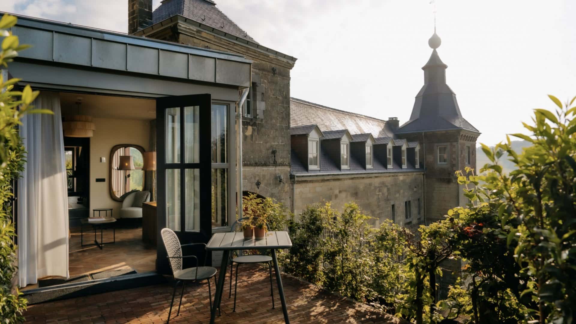Terrasse einer Suite mit Blick auf das Chateau Neercanne