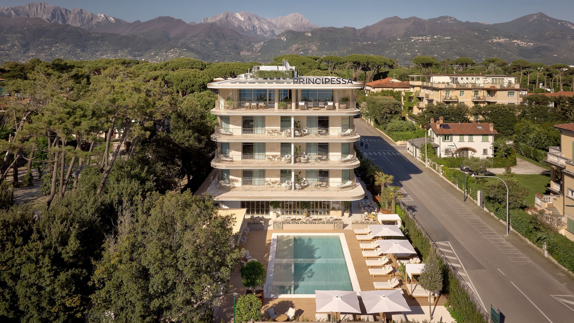 Principessa Forte dei Marmi Aussenansicht mit Pool und Apuanischen Alpen