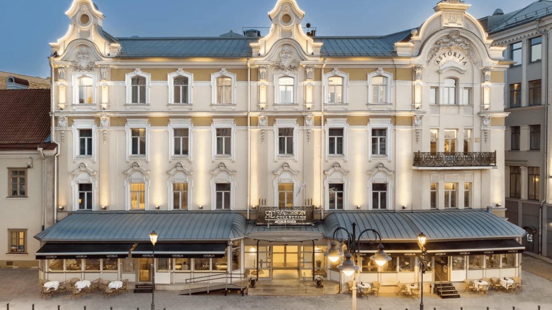 Die Fassade des Radisson Collection Astorija in der Altstadt von Vilnius