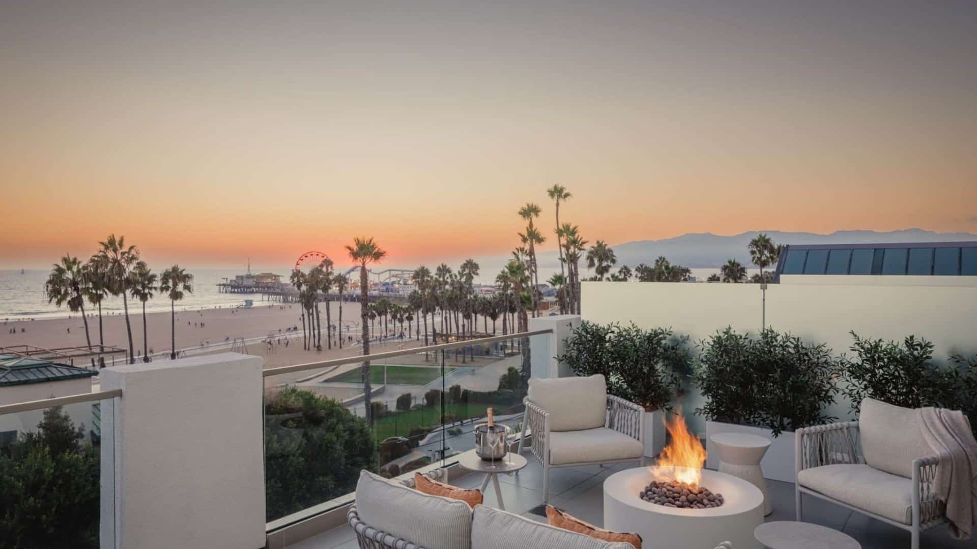 Terrasse mit Feuerstelle und Blick auf den Santa Monica Pier bei Sonnenuntergang