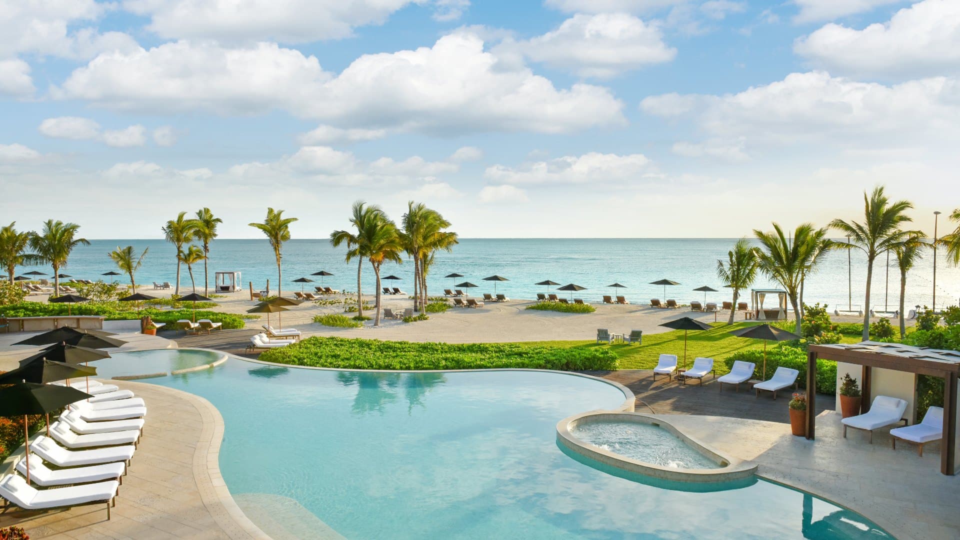 Pool und Strandabschnitt im Rosewood Mayakoba