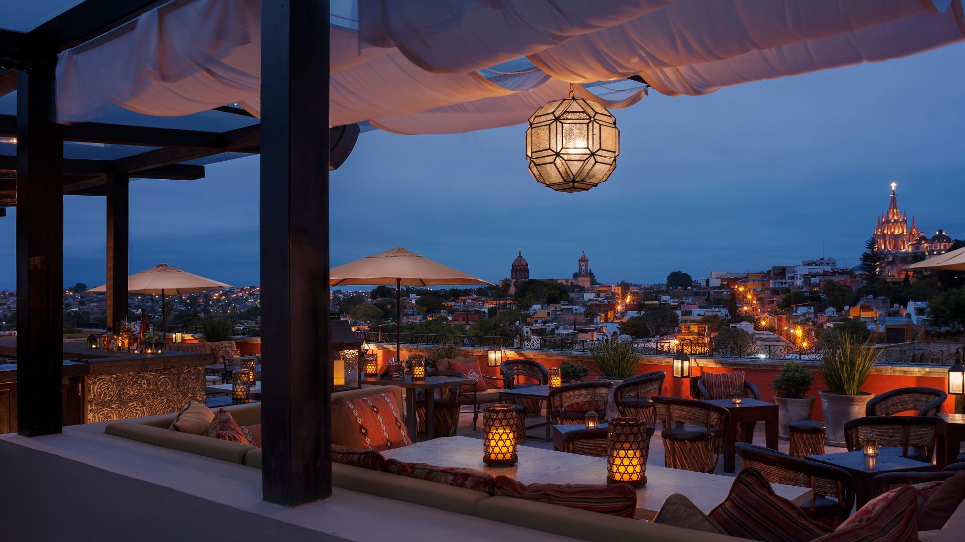 Dachterrasse des Rosewood San Miguel de Allende in der Daemmerung mit Blick auf die Parroquia