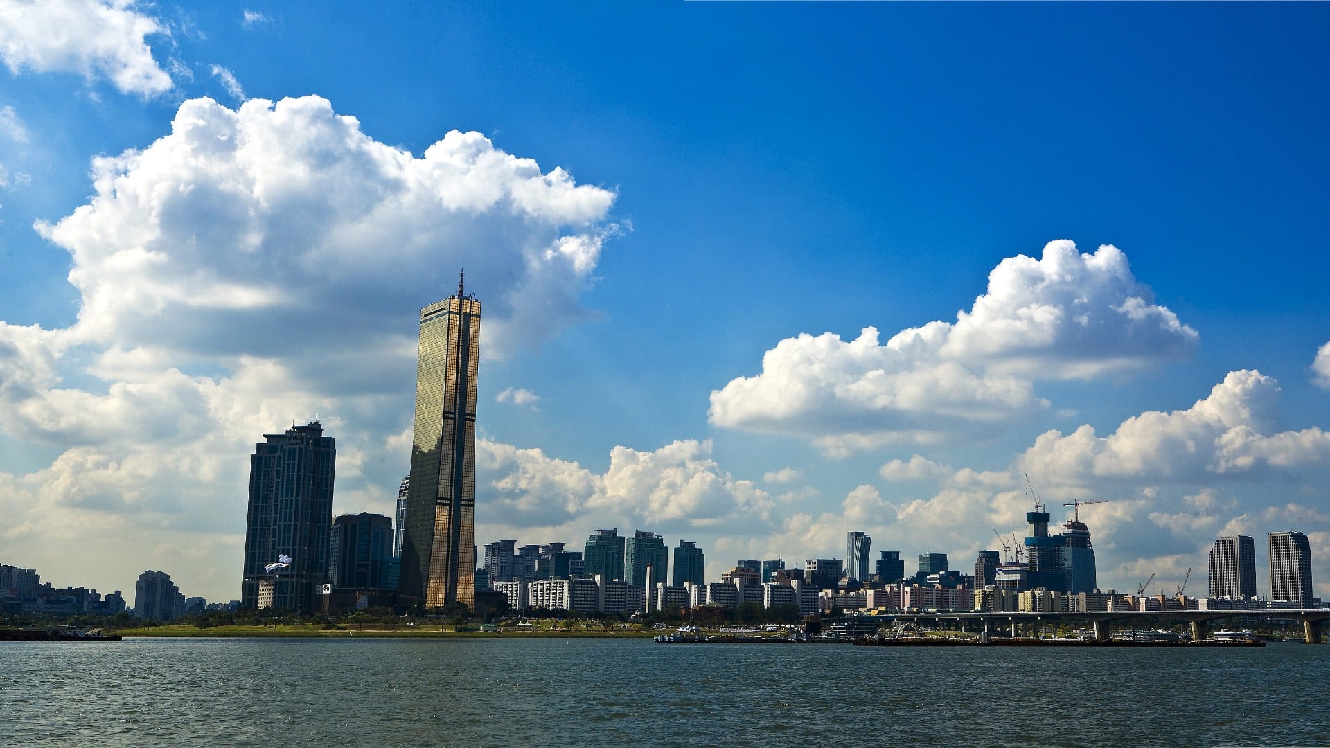 Skyline von Seoul mit Hochhäusern am Ufer des Han
