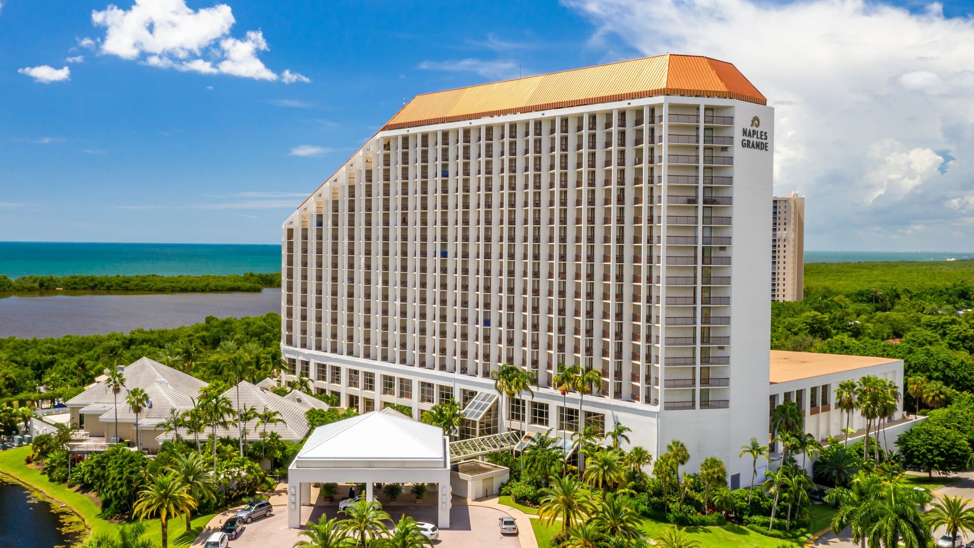 Luftbild des Naples Grande Beach Resort an der Golfkueste Floridas