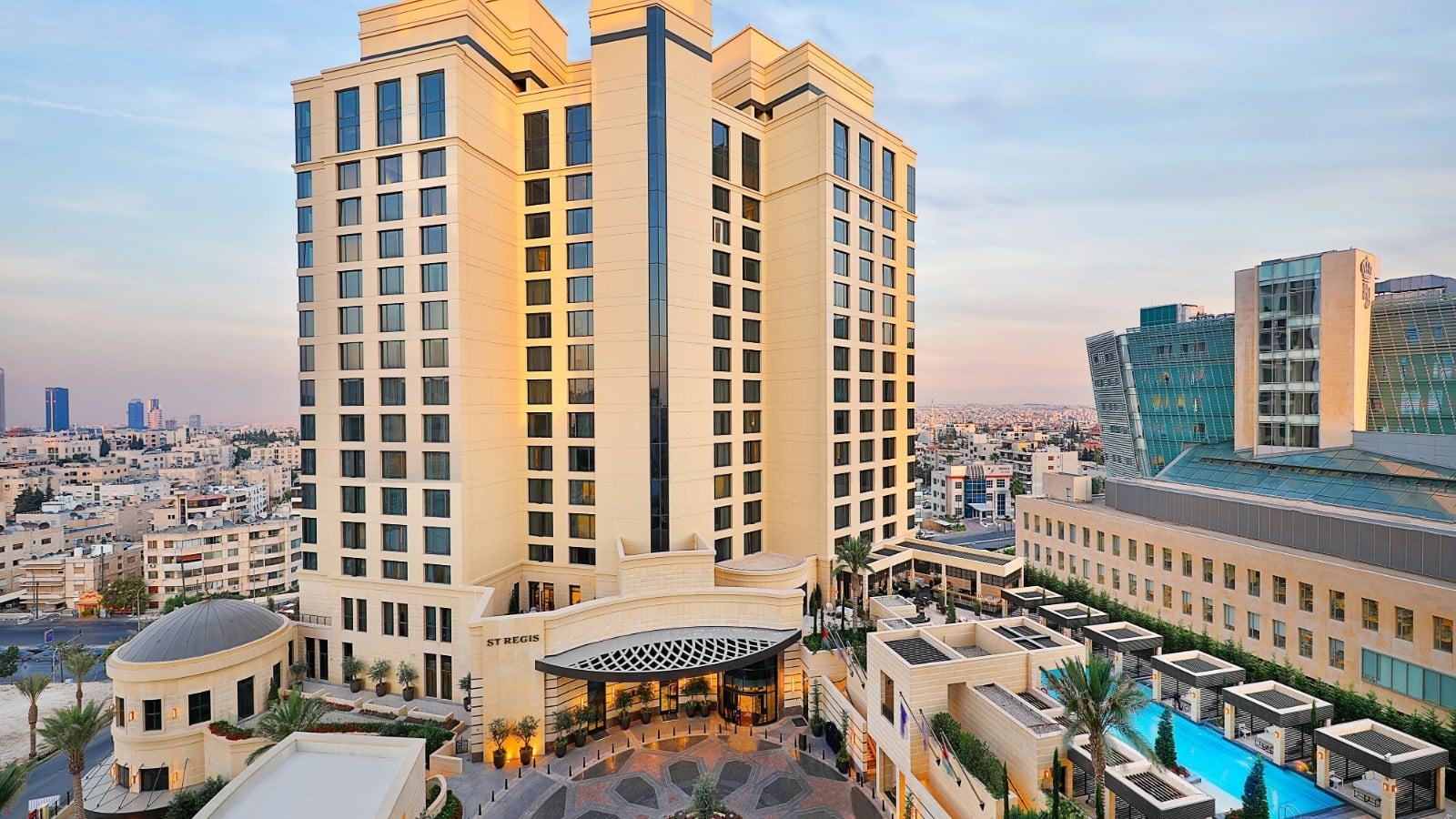 Turm des St. Regis Amman im Abendlicht mit Pool im Vordergrund