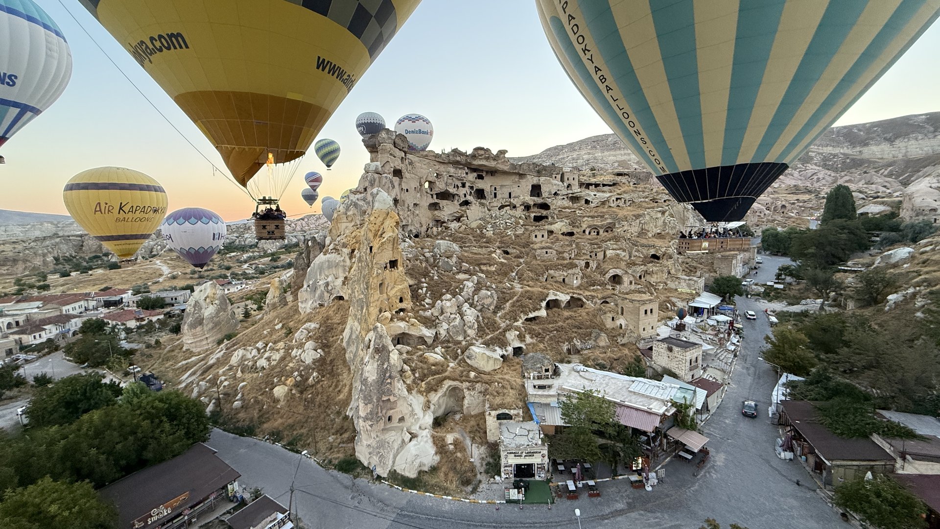 Heißluftballons über der Felslandschaft von Kappadokien