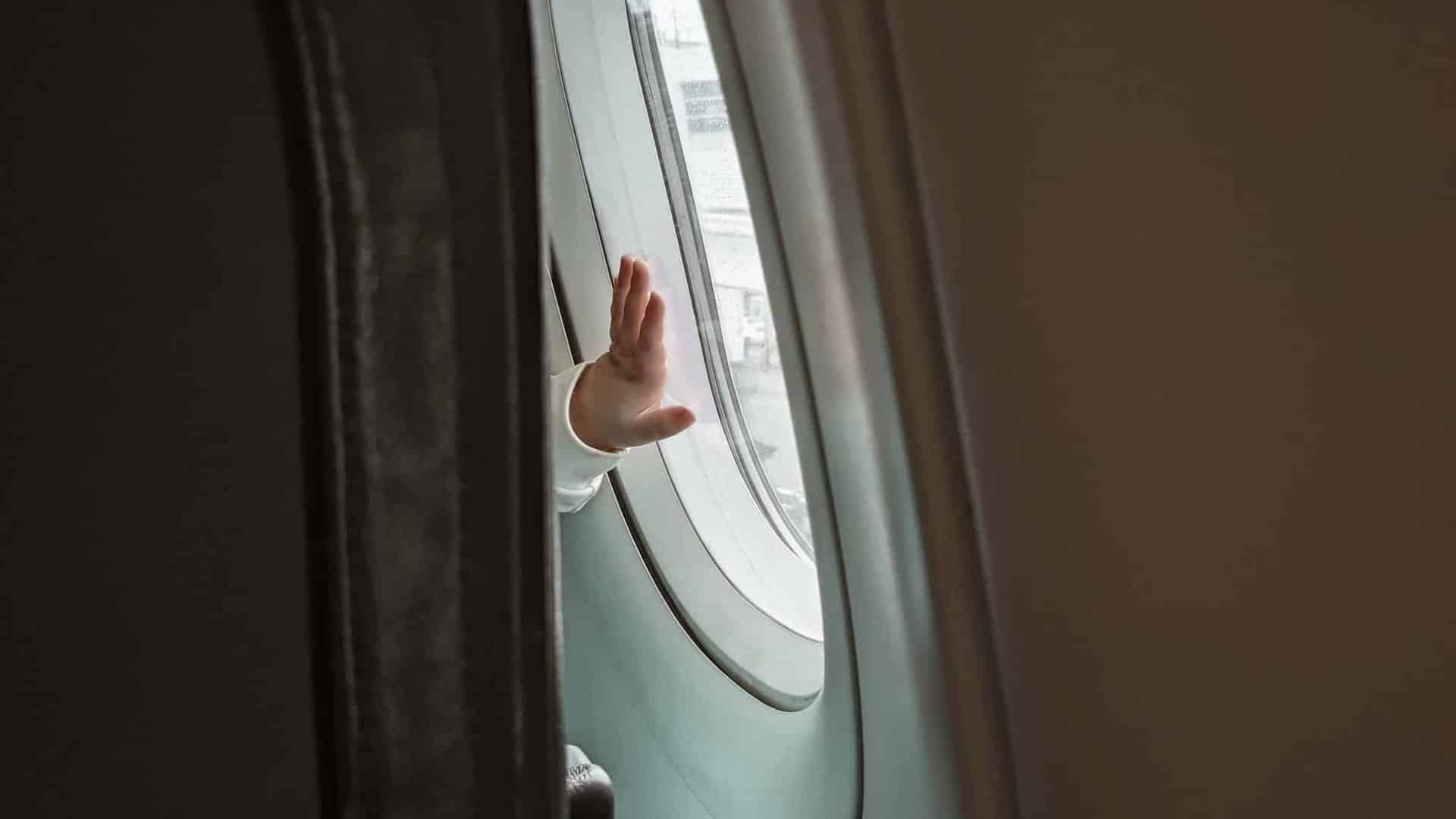 Kleinkind im Flugzeug