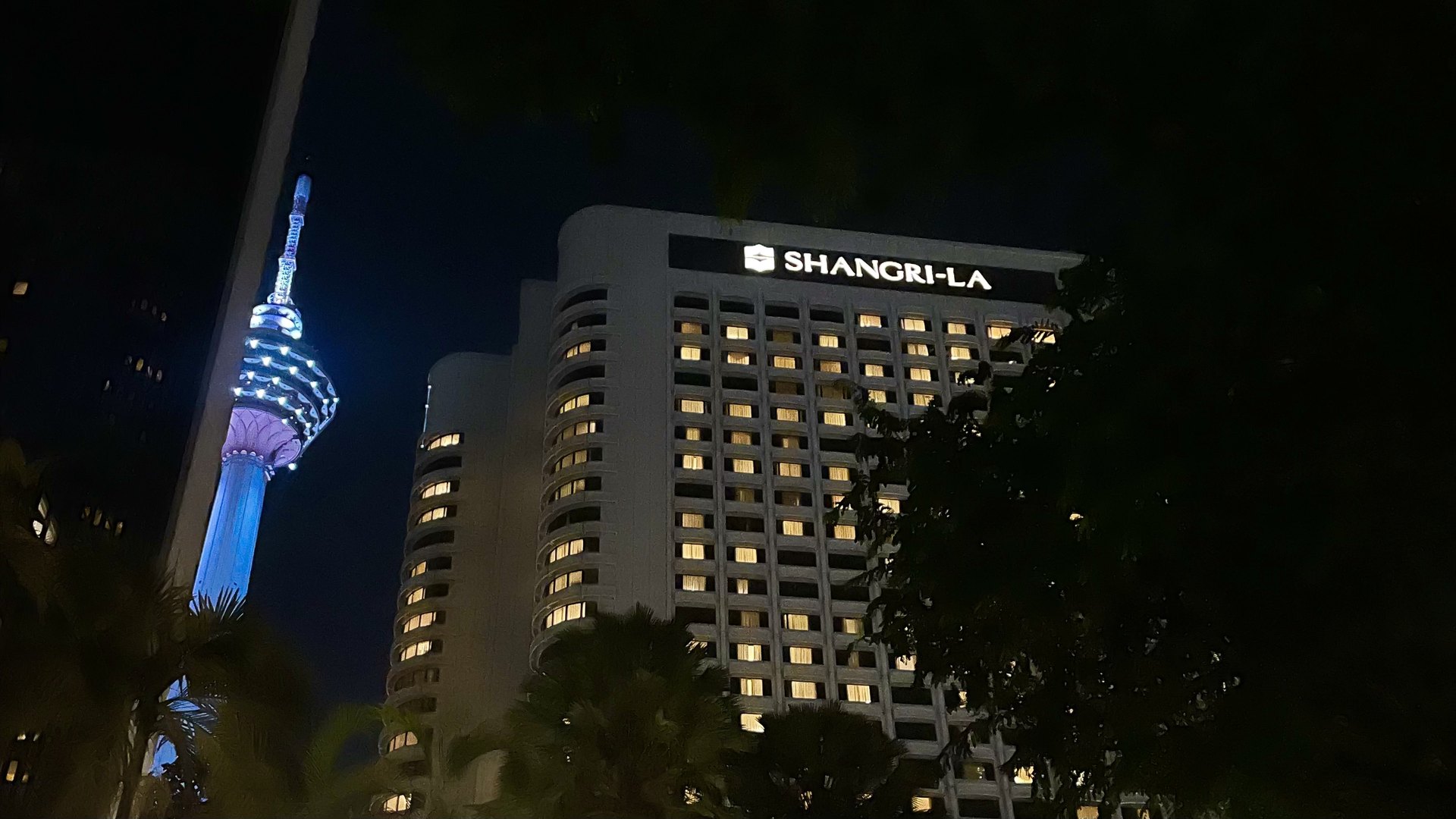Shangri-La Kuala Lumpur Aussenansicht bei Nacht