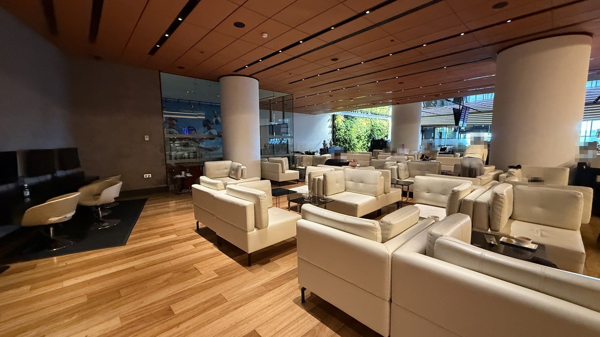 Turkish Airlines Domestic Lounge Istanbul Sitzgruppen mit Ledersesseln