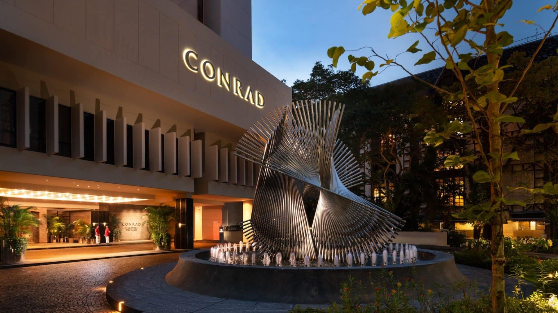 Eingang des Conrad Singapore Orchard am Abend