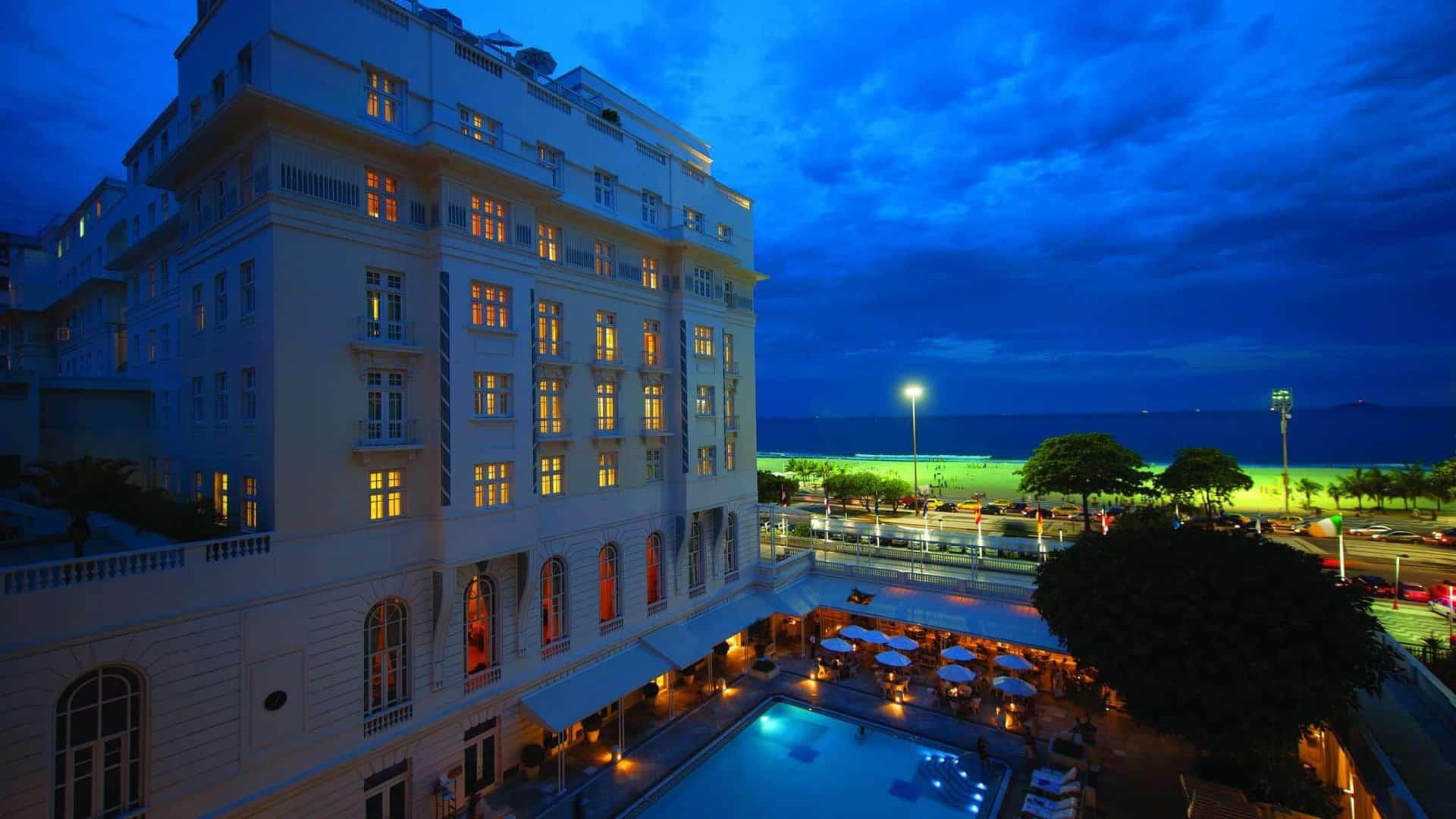 Copacabana Palace in Rio de Janeiro zur blauen Stunde mit Pool