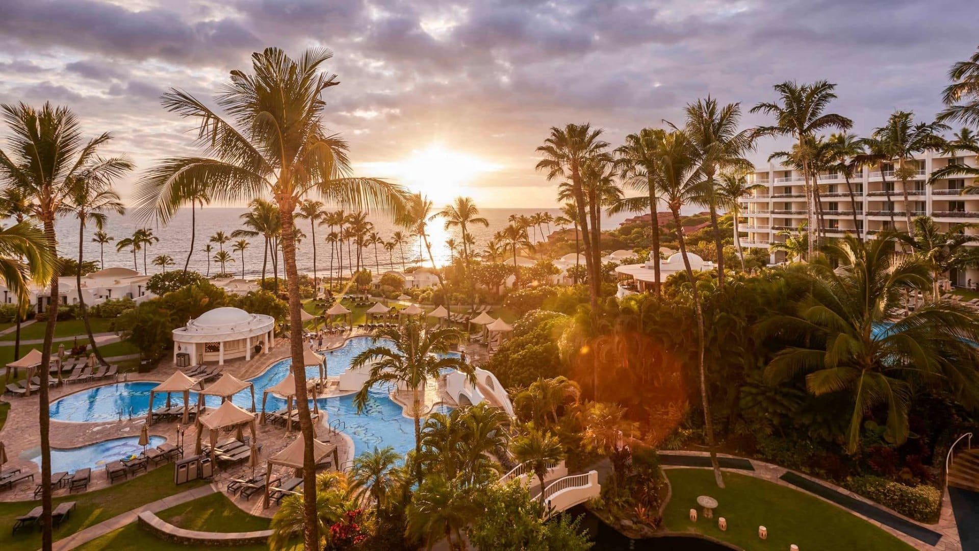 Fairmont Kea Lani auf Maui mit Poolanlage und Palmen