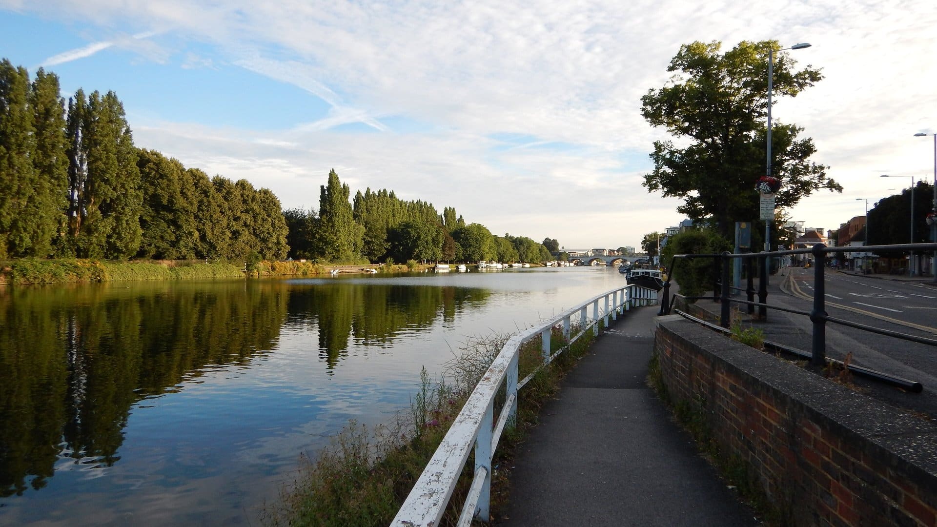Die Themse mit Uferweg in Richtung Kingston Bridge