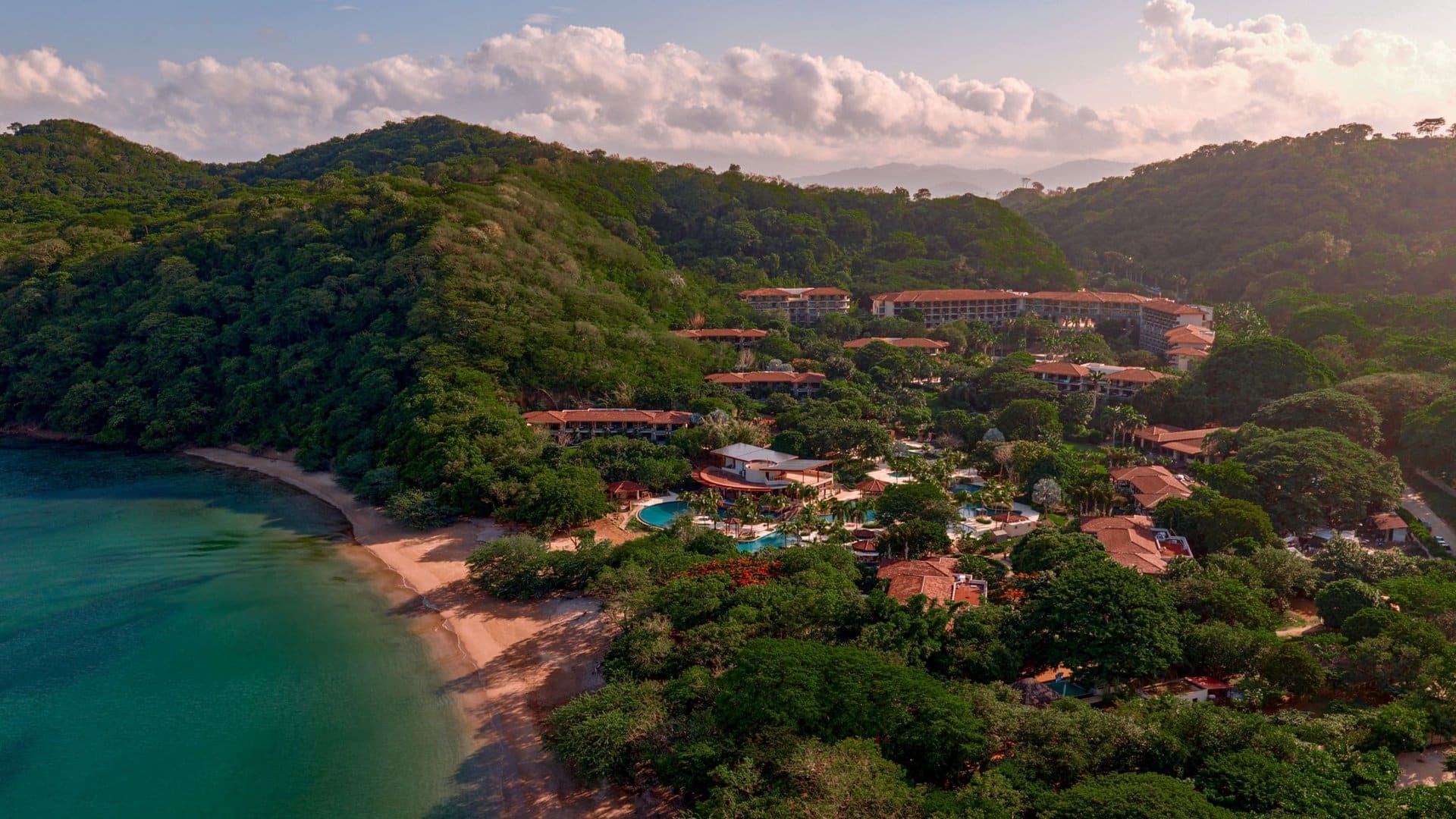 Luftaufnahme des JW Marriott Costa Elena über der Bucht Playa El Jobo