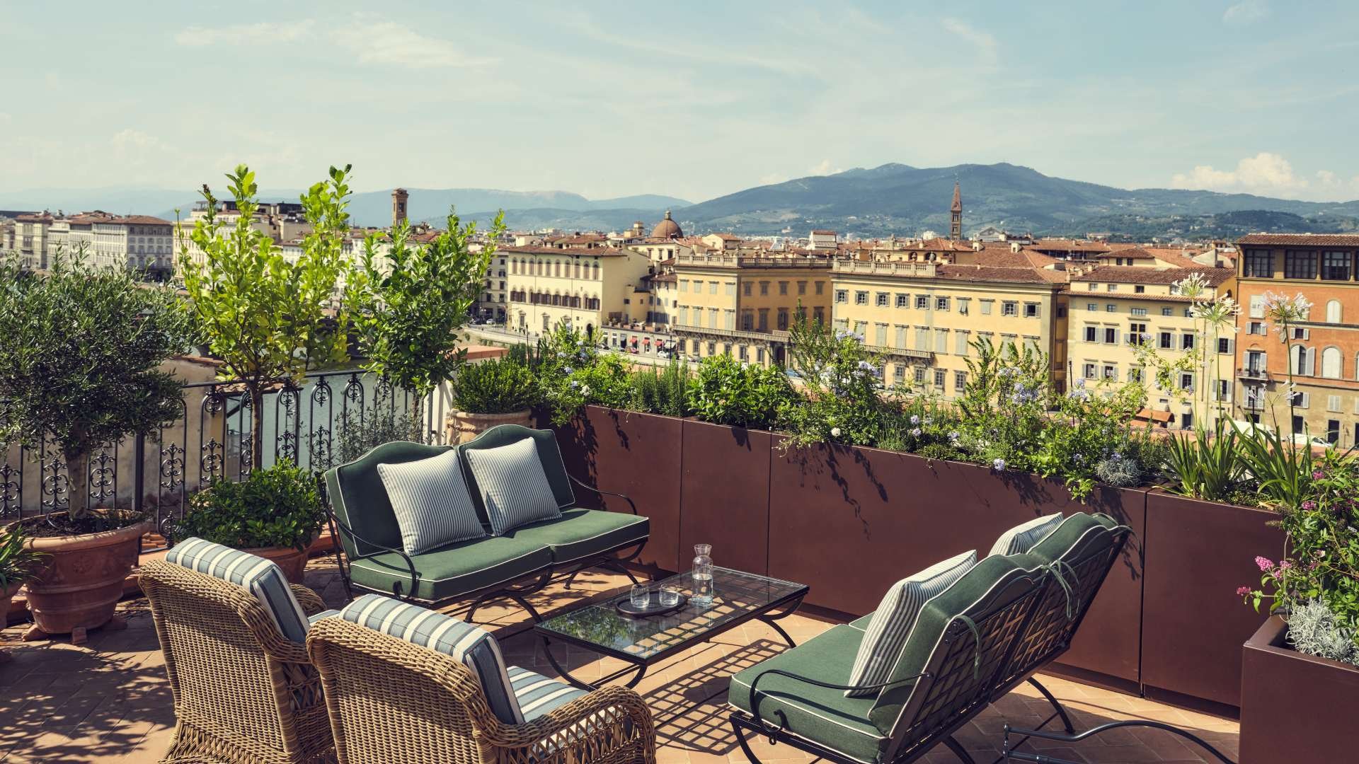Dachterrasse der La Réserve Firenze mit Blick über Florenz
