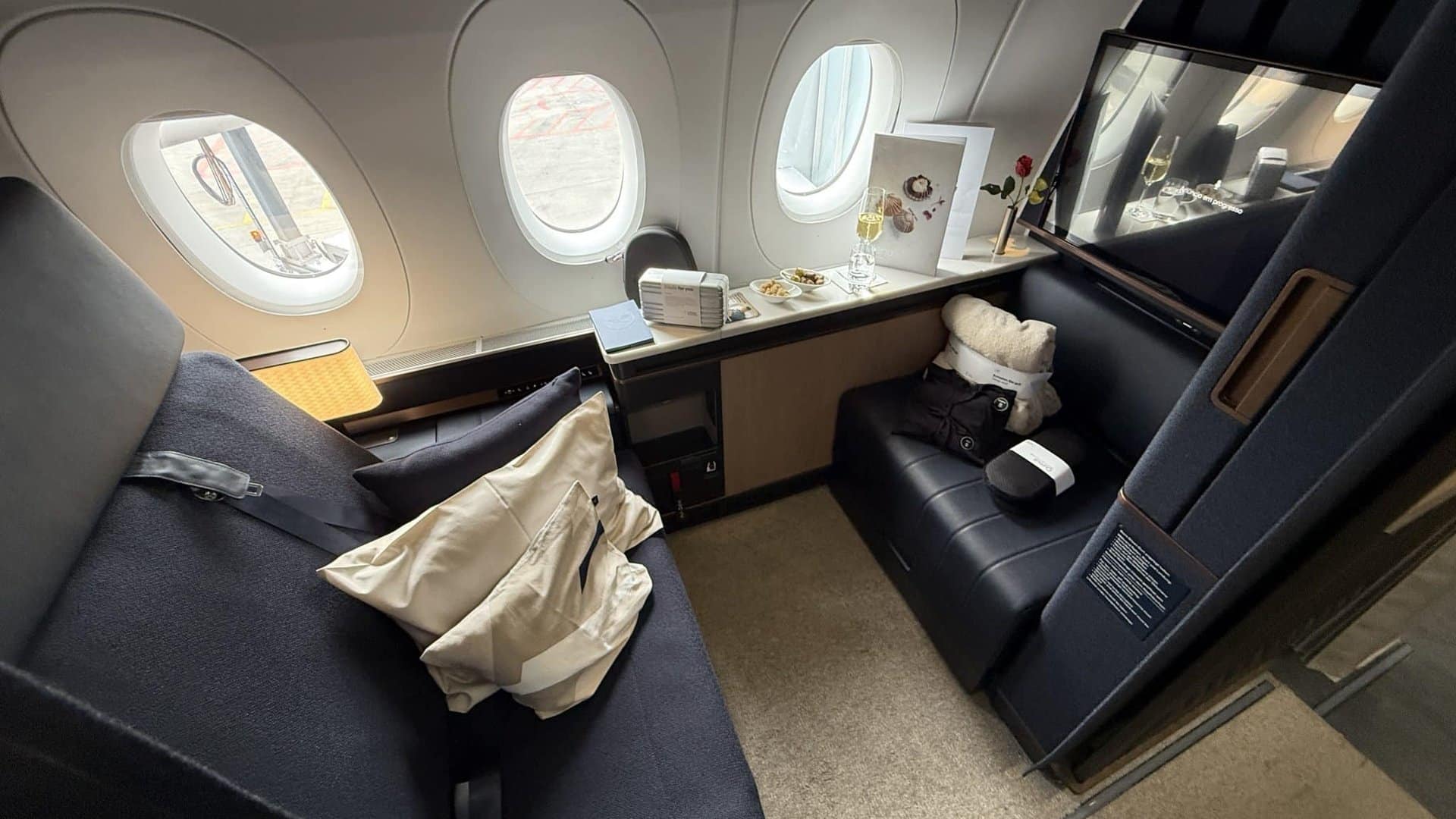 Lufthansa Allegris First Class Suite mit Sitz und Ottomane