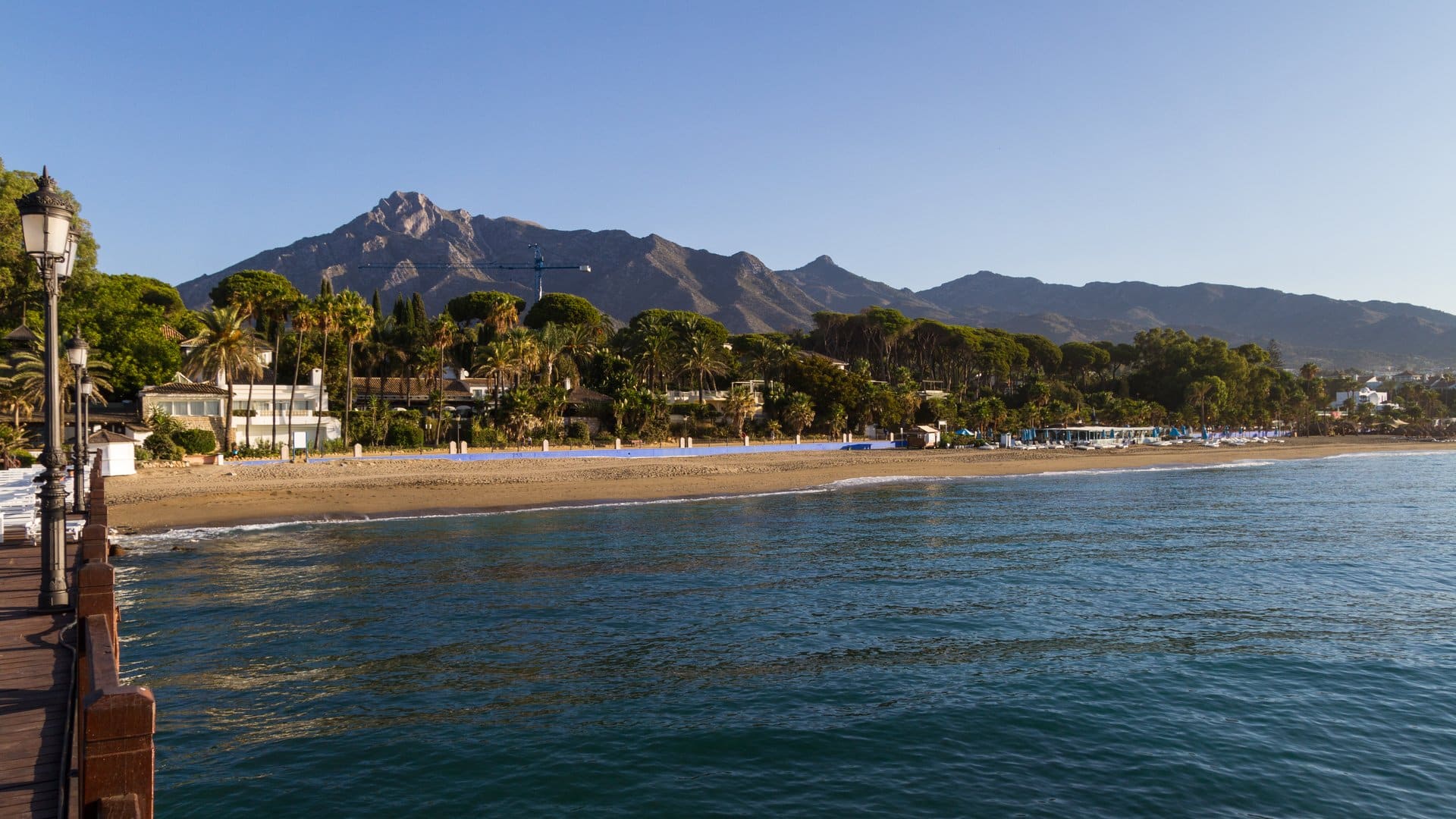 Strand von Marbella mit dem Berg La Concha