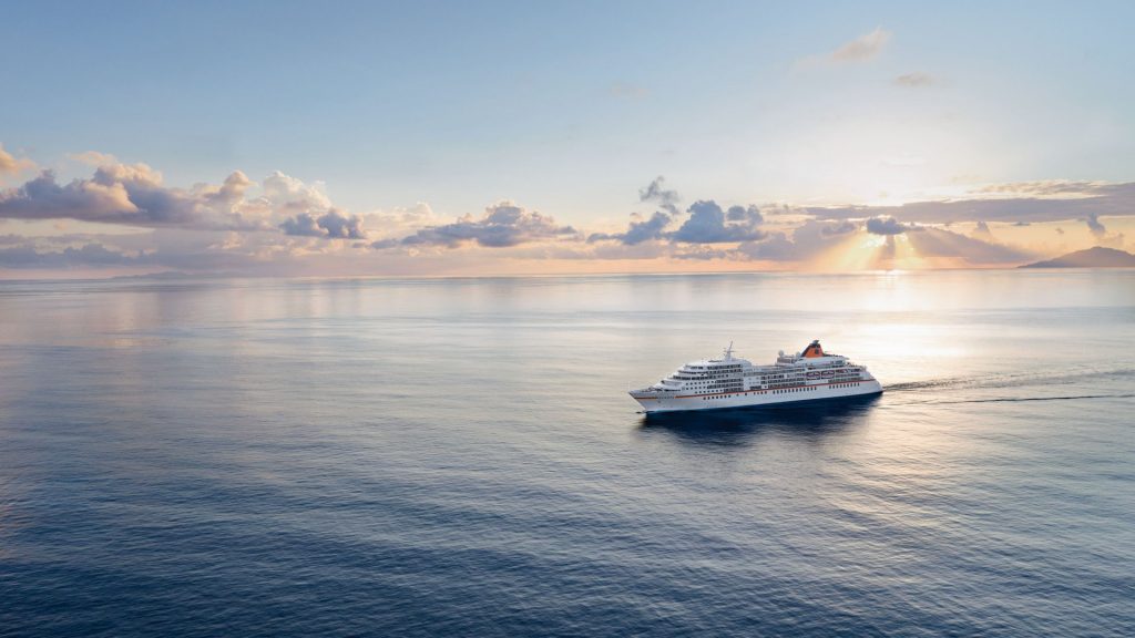 Die MS EUROPA von Hapag-Lloyd Cruises auf offener See