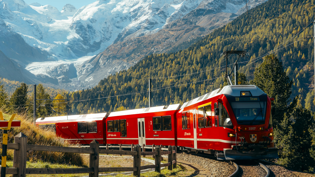Oesterreich Zugverkehr Berge Wald