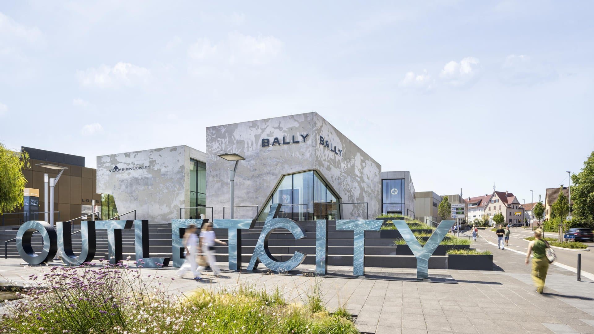 Outletcity Metzingen Eingang mit Schriftzug