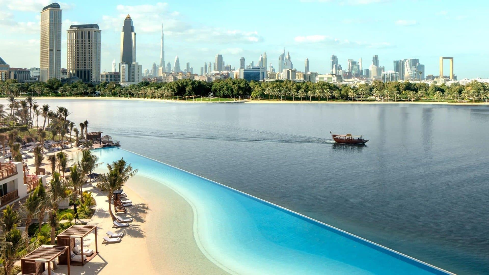 Lagune des Park Hyatt Dubai mit Blick auf die Skyline