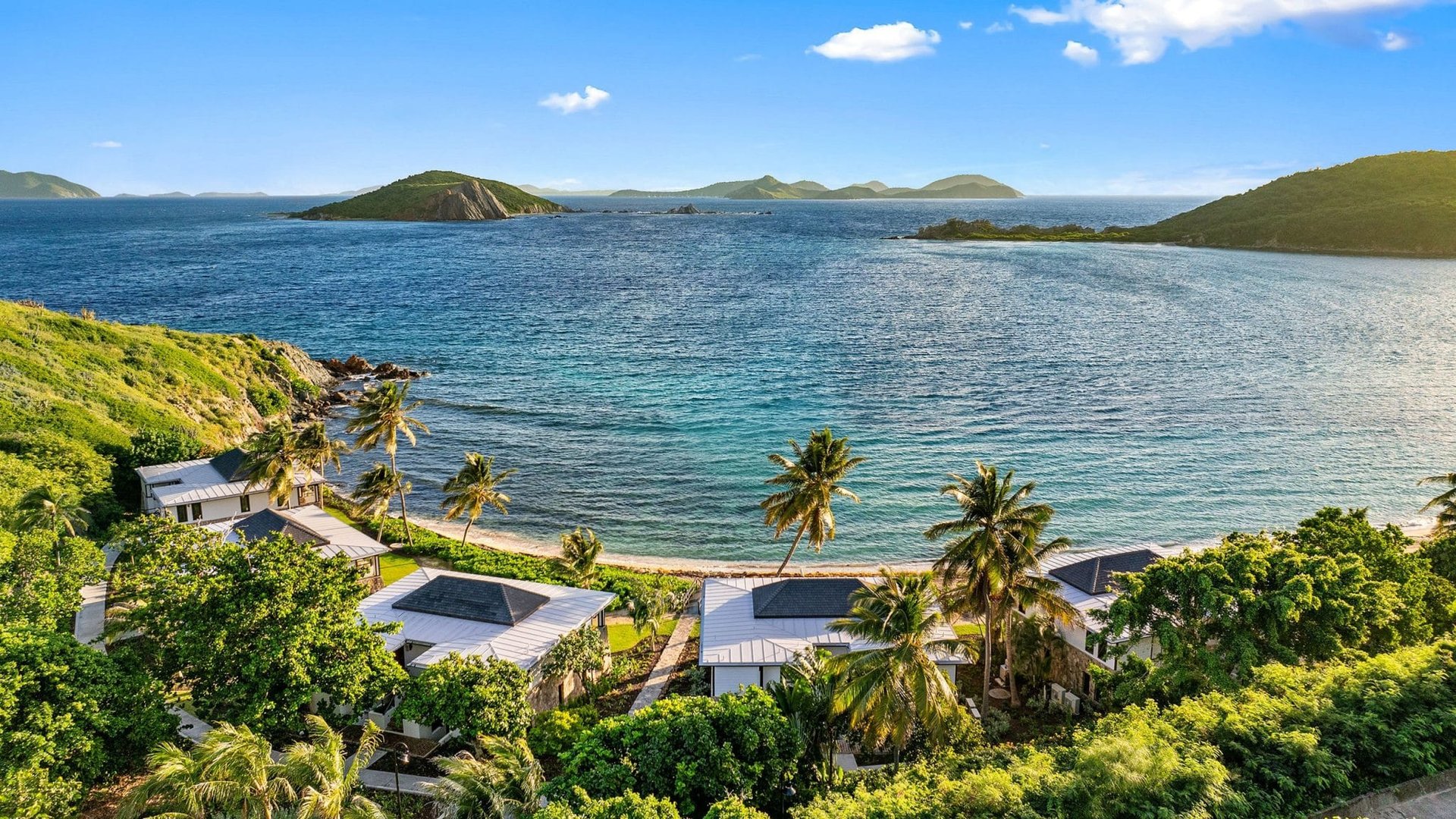 Luftaufnahme des Peter Island Resort mit Bucht und Villen