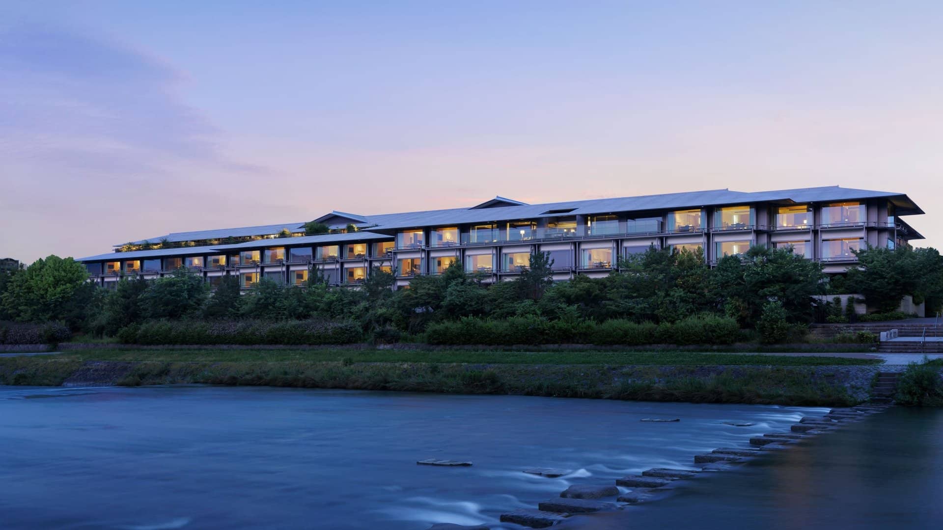 Das The Ritz-Carlton Kyoto am Ufer des Kamogawa in der Abenddämmerung