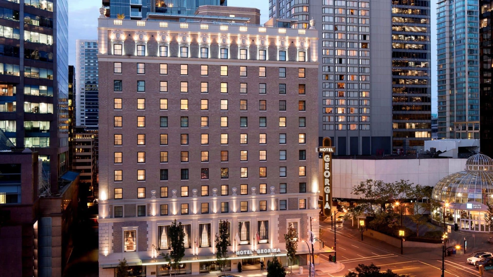 Rosewood Hotel Georgia in Vancouver am Abend