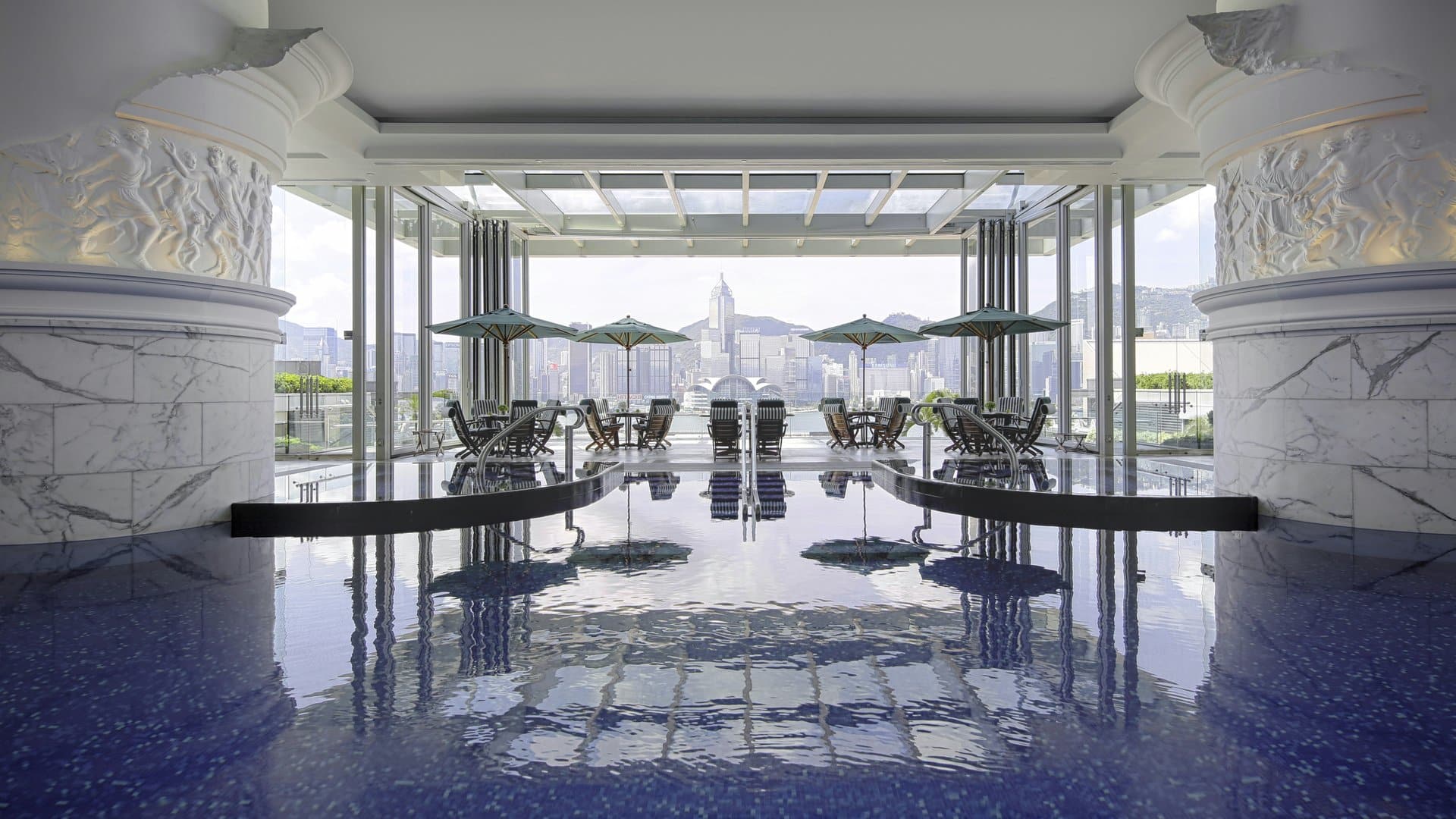 Pool im The Peninsula Hong Kong