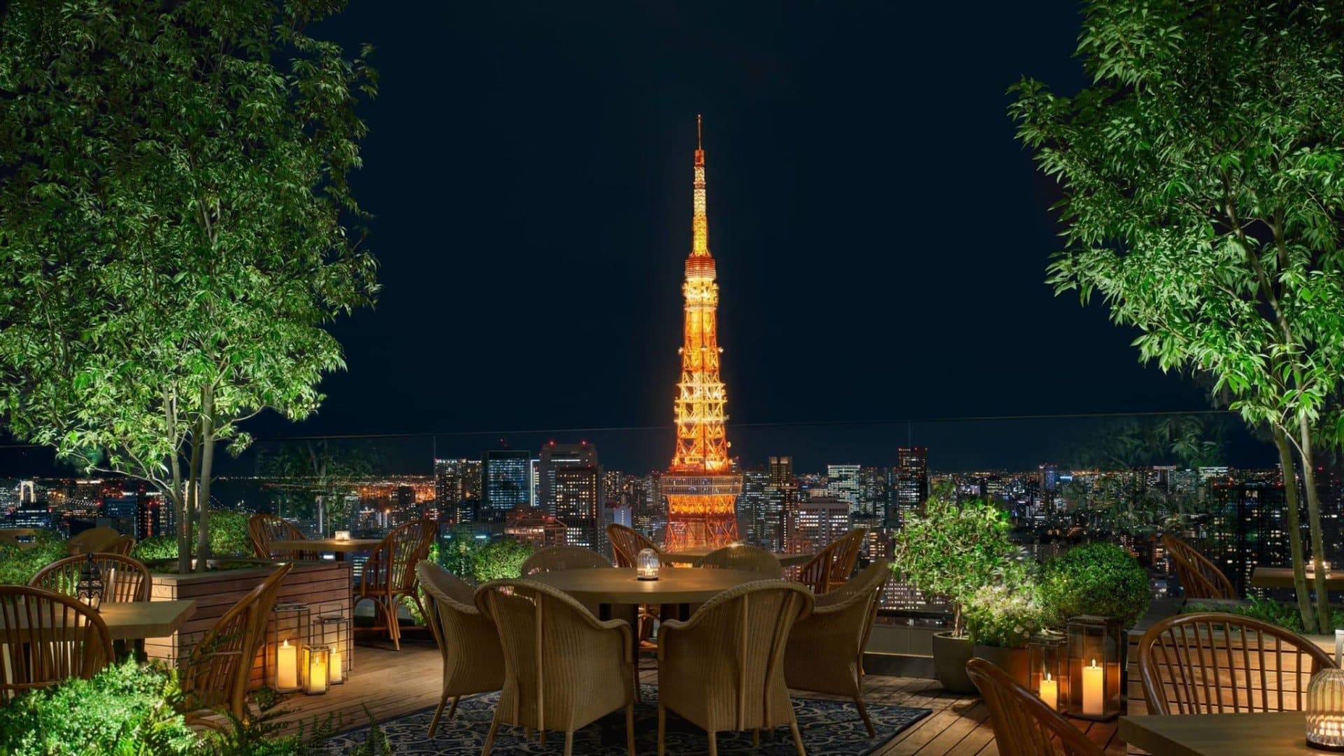 Jade Terrace im Tokyo EDITION Toranomon mit Blick auf den Tokyo Tower
