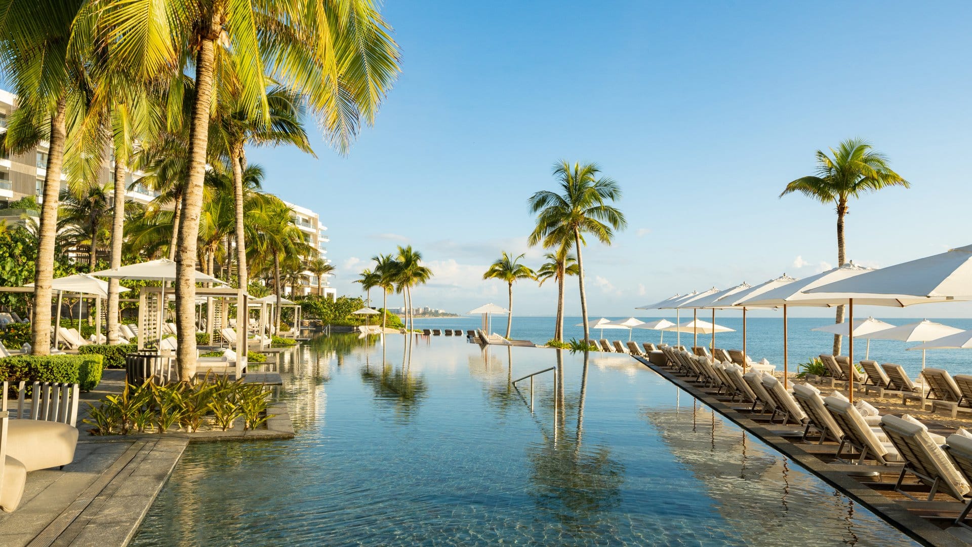 Pool und Strand des Waldorf Astoria Riviera Maya